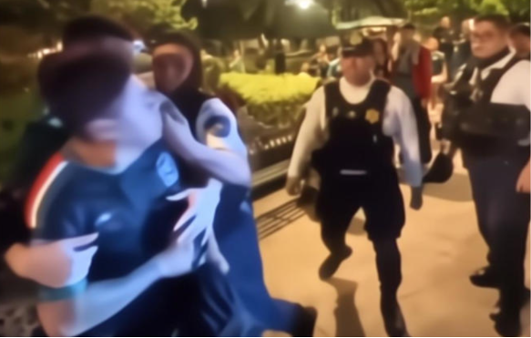 Investigan a policía municipal de Querétaro tras agresión a aficionado en el Centro Histórico
