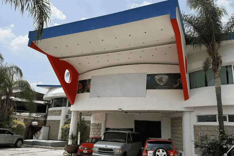 Colegio en Querétaro enfrenta proceso por operar sin licencia vigente y usar término “militarizado”