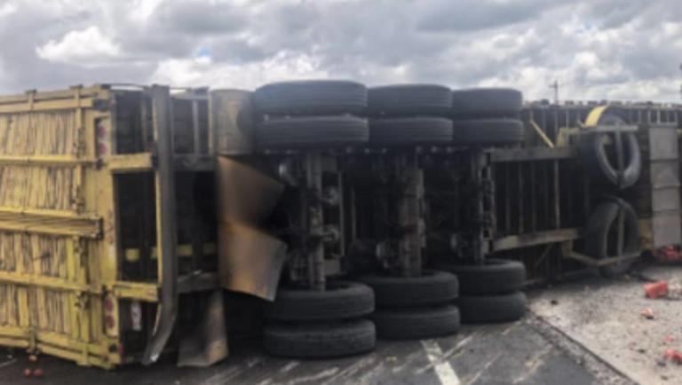 Volcadura de tráiler provoca cierre total en la autopista México-Querétaro